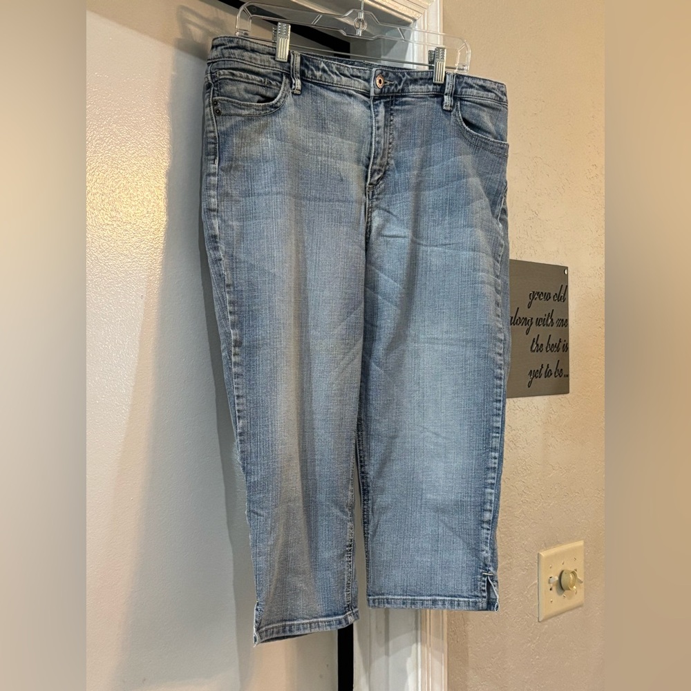 Chico’s - Light Platinum Denim Jean Capris - 2.5 (fits like a size 12/14)